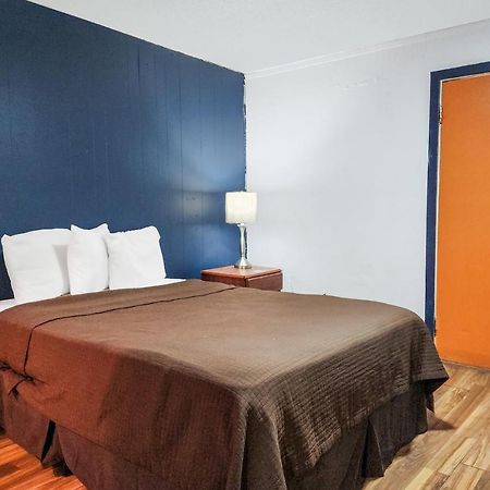 Oyo Hotel Colby, Ks Екстериор снимка