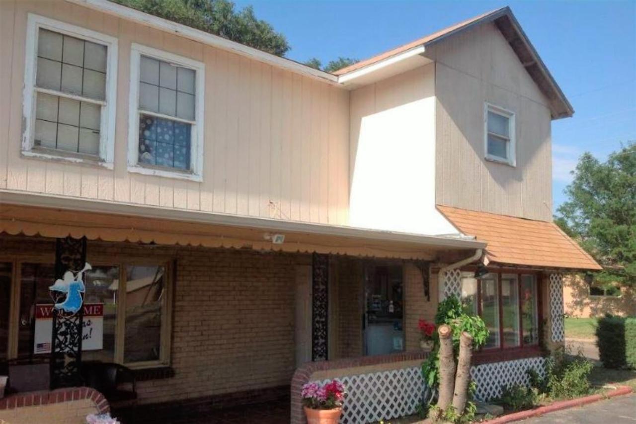 Oyo Hotel Colby, Ks Екстериор снимка