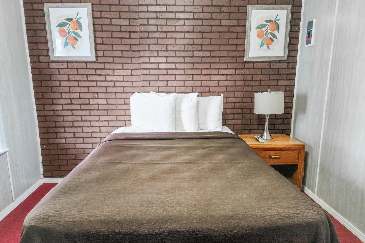 Oyo Hotel Colby, Ks Екстериор снимка