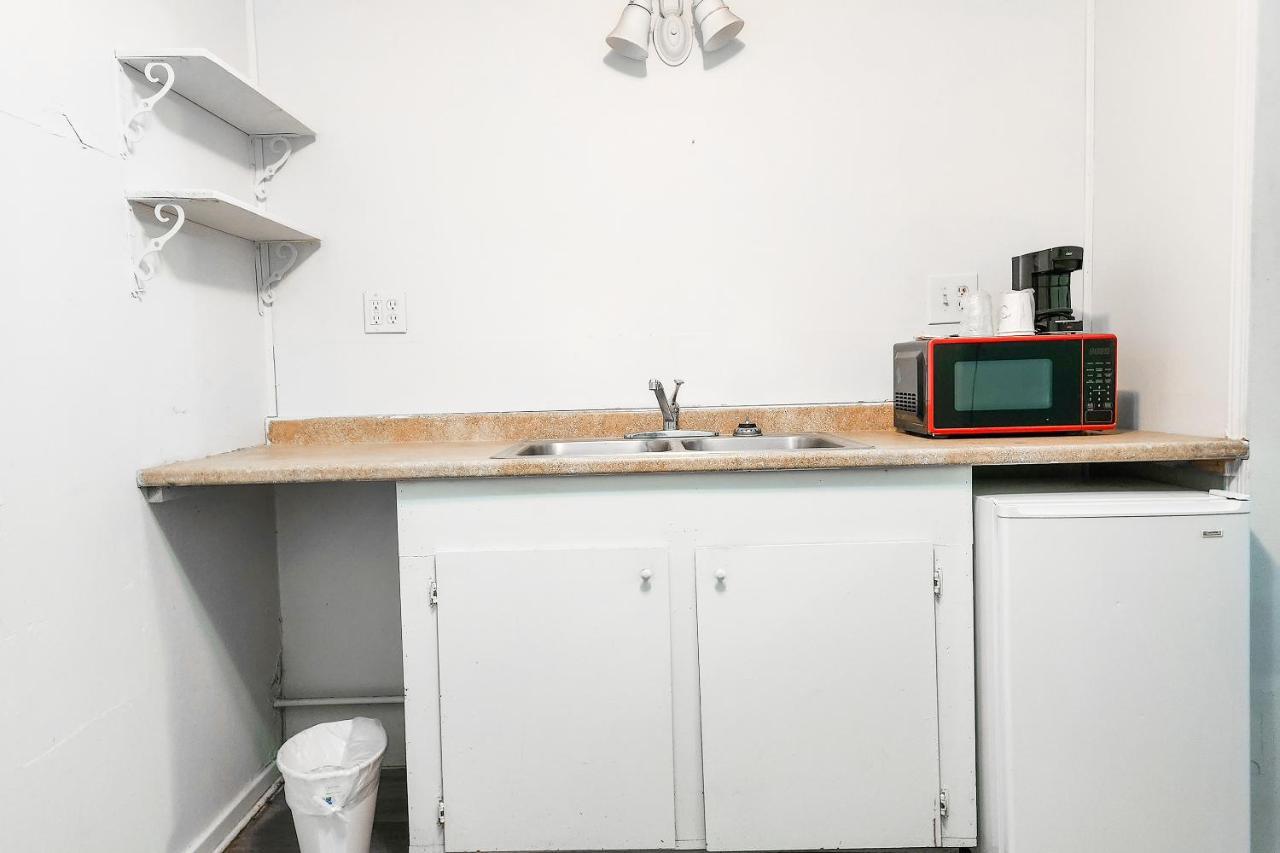 Oyo Hotel Colby, Ks Екстериор снимка