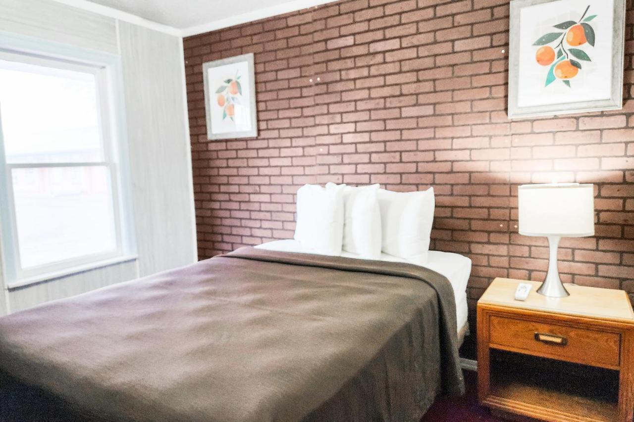Oyo Hotel Colby, Ks Екстериор снимка