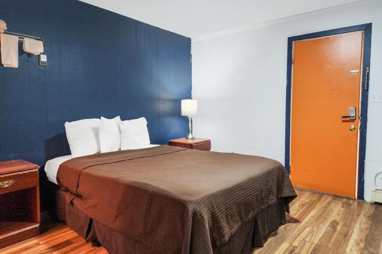 Oyo Hotel Colby, Ks Екстериор снимка