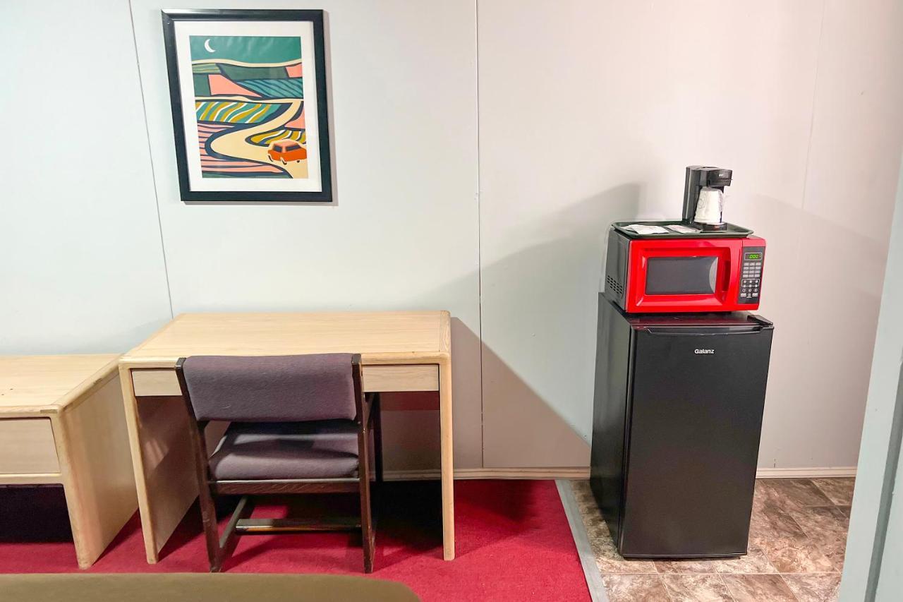 Oyo Hotel Colby, Ks Екстериор снимка