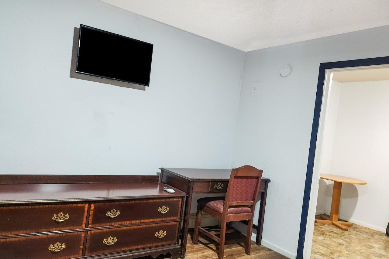 Oyo Hotel Colby, Ks Екстериор снимка