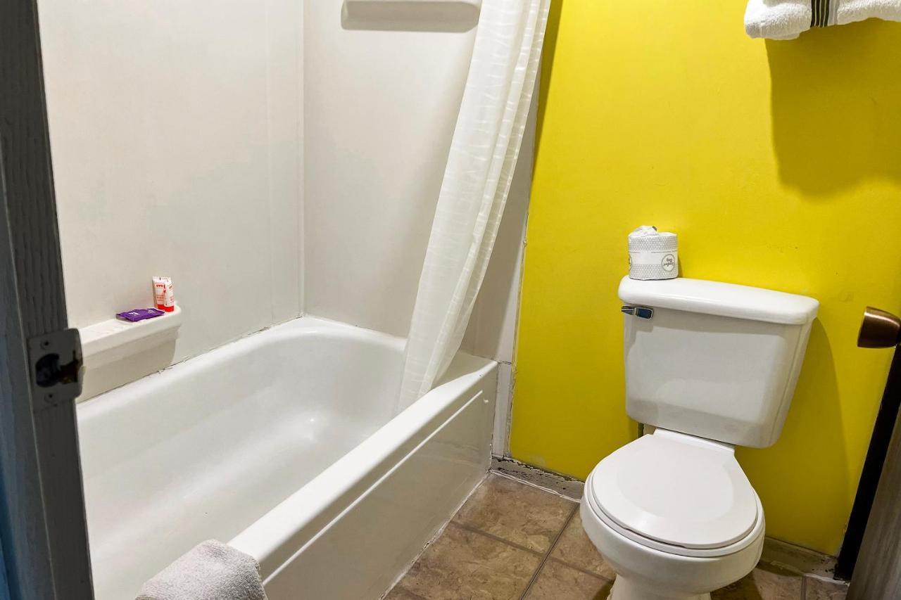 Oyo Hotel Colby, Ks Екстериор снимка
