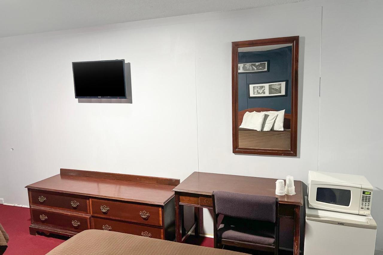 Oyo Hotel Colby, Ks Екстериор снимка