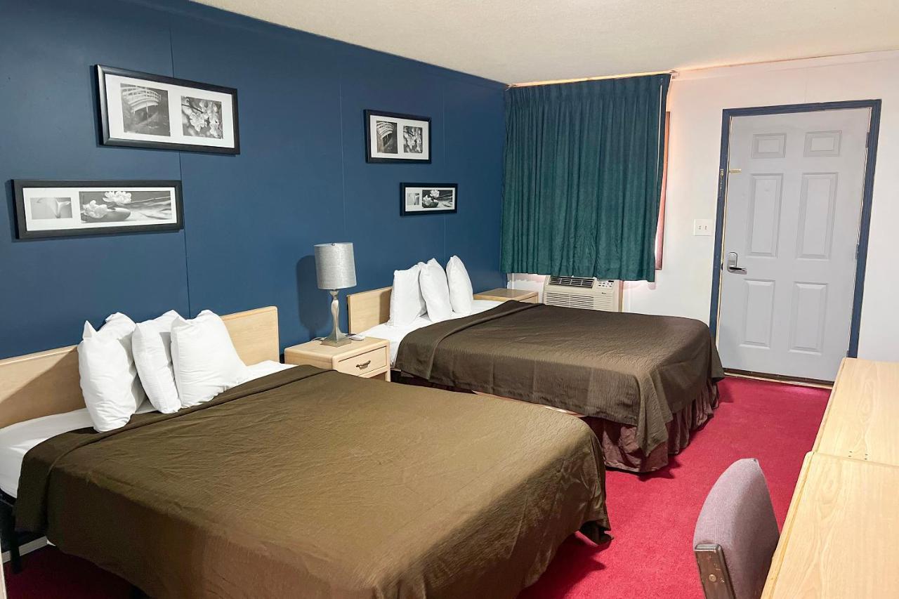 Oyo Hotel Colby, Ks Екстериор снимка