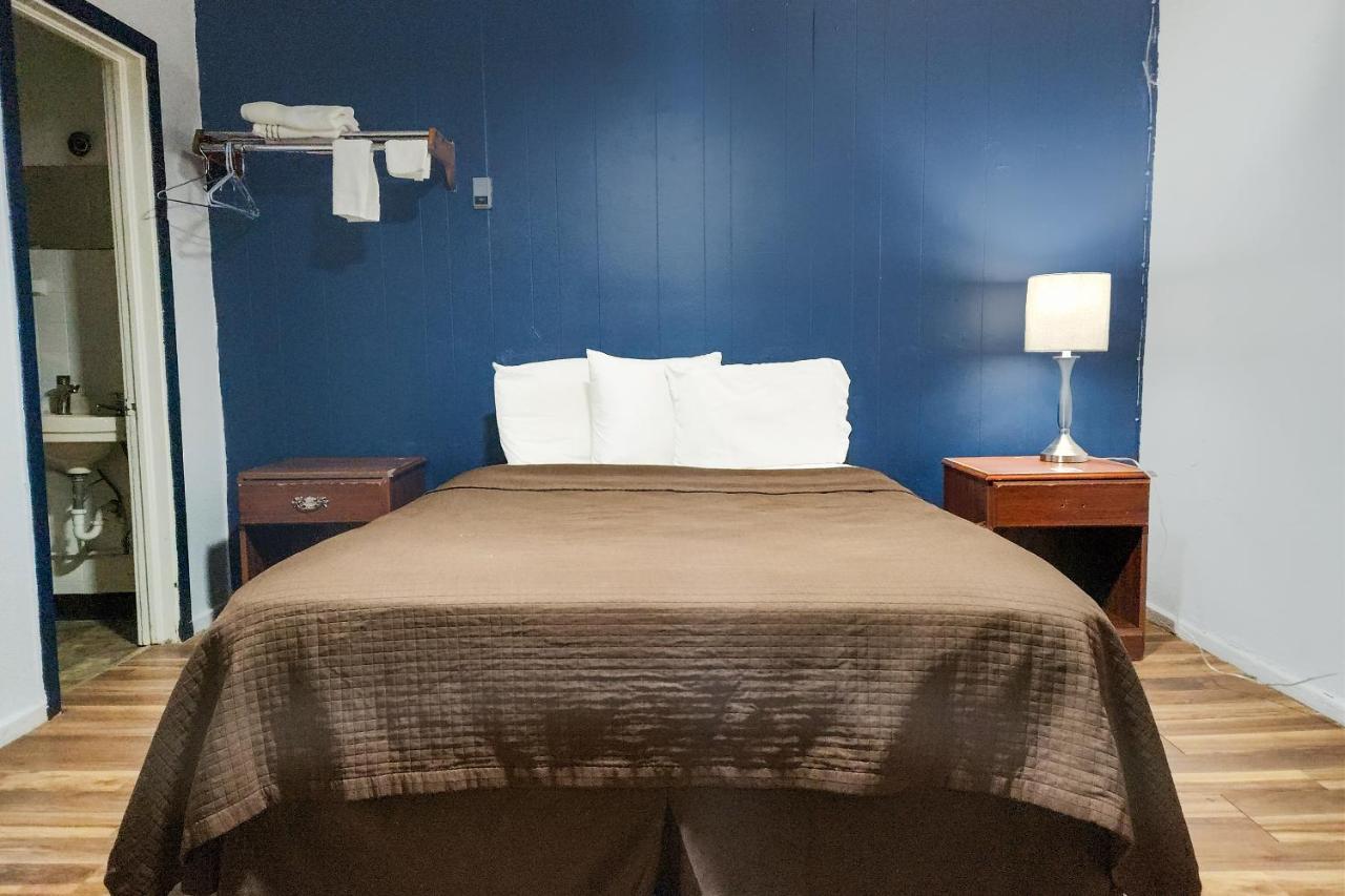 Oyo Hotel Colby, Ks Екстериор снимка